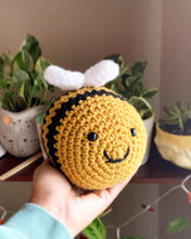 Load image into Gallery viewer, Original Wanda Bee